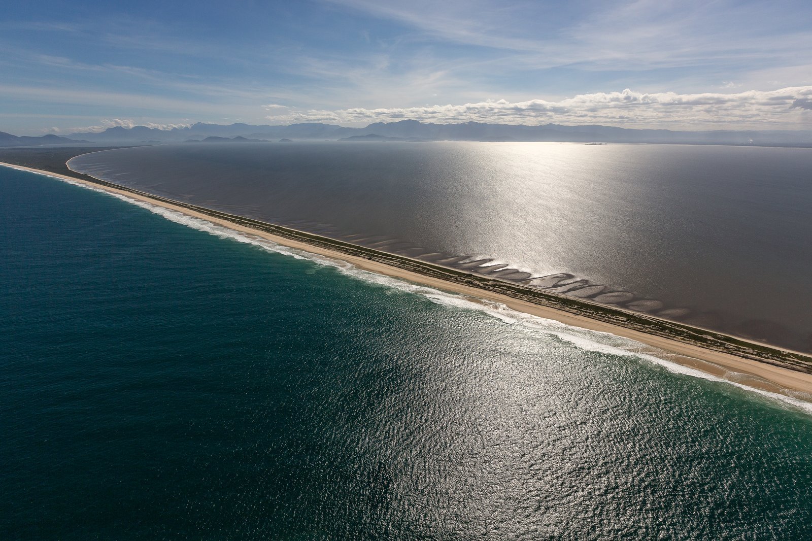 Vista aérea da Restinga da Marambaia, onde fica a Ponta da Pombeba, em Mangaratiba