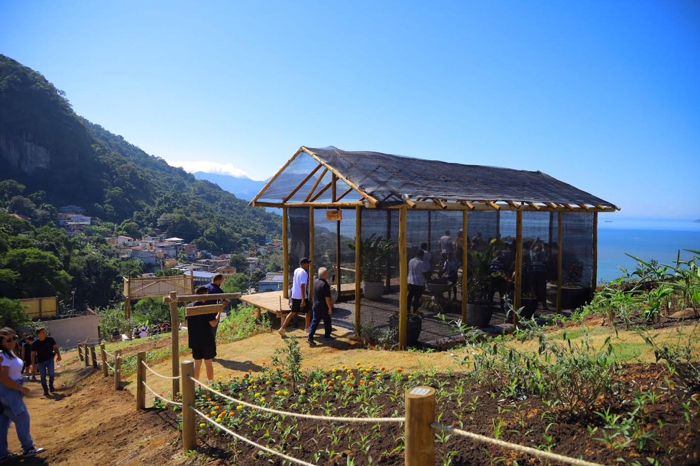 Borboletário e jardim do Parque da Pedra do Urubu, com o mar ao fundo