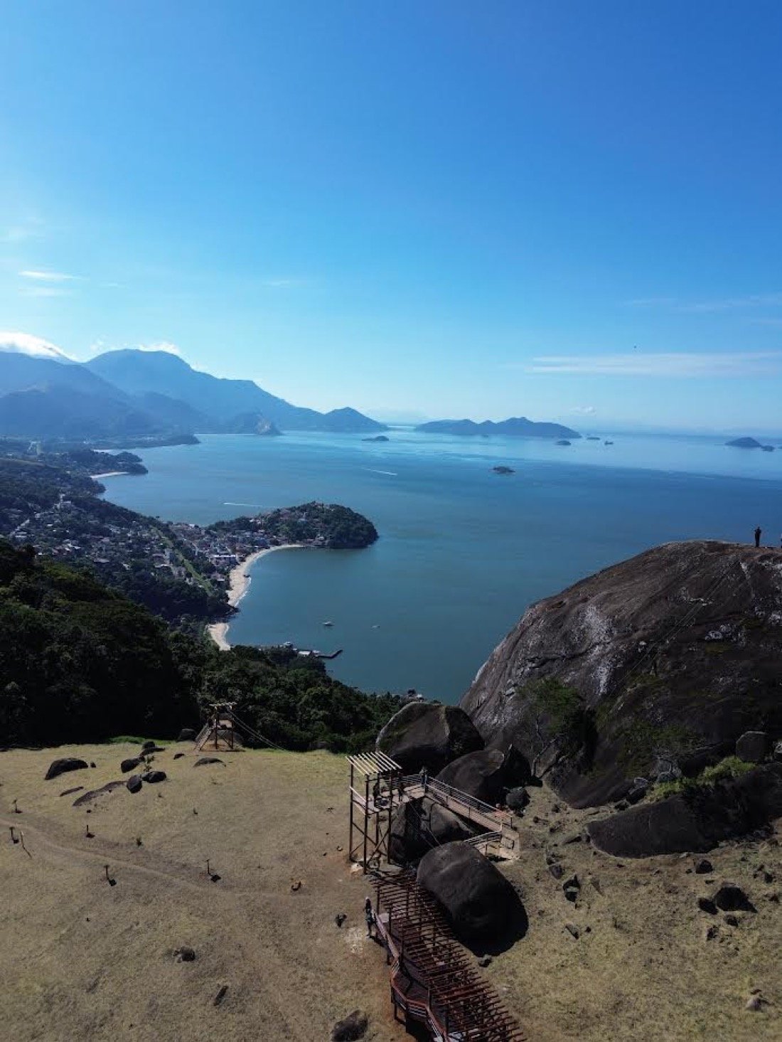 Deque do mirante da Pedra do Urubu com vista para a baía de Mangaratiba